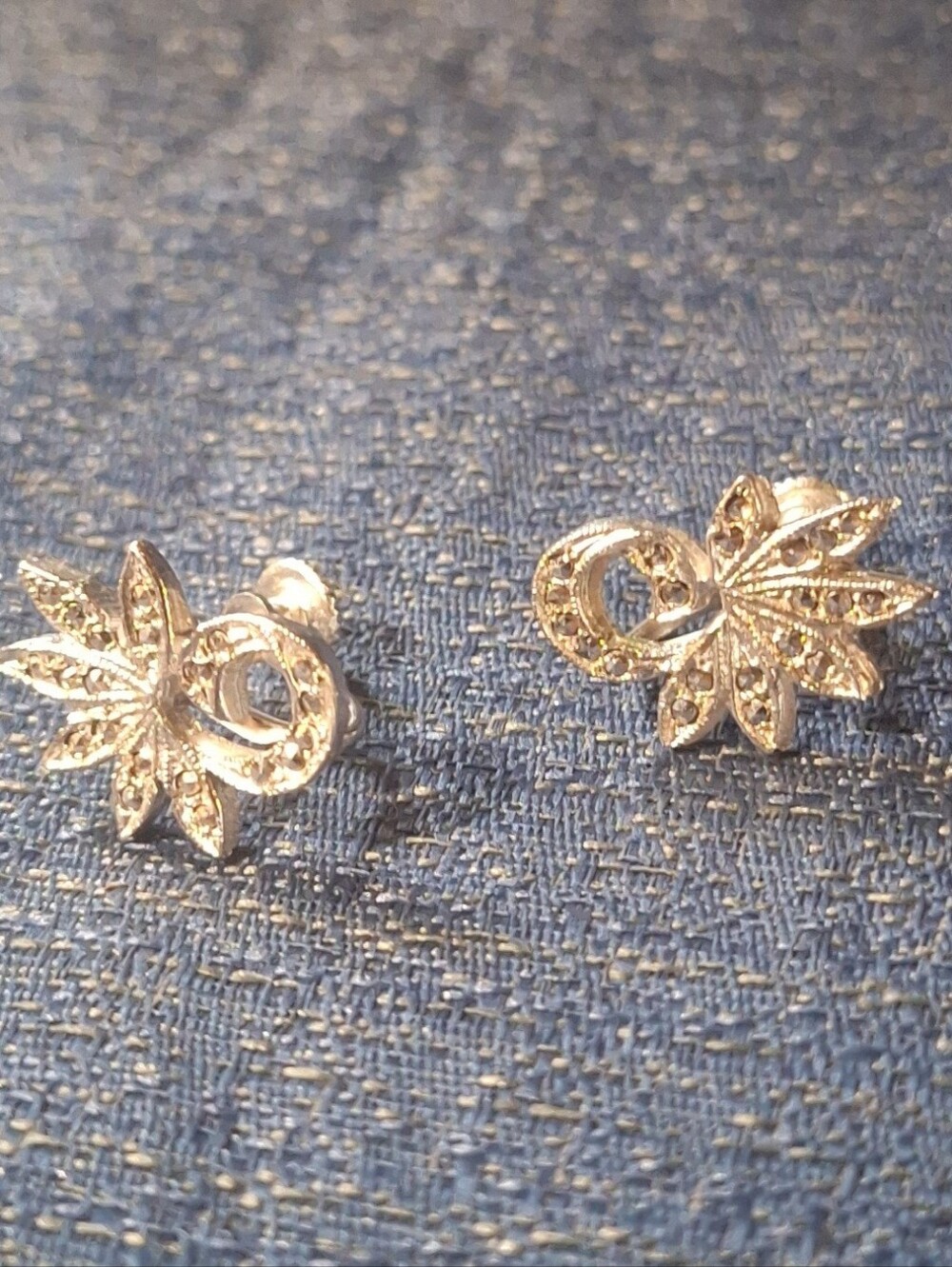 Vintage Silver Tone Floral Leaf Screw Back/clip Earrings - Elegant Women Jewelry - Picture 3 of 4